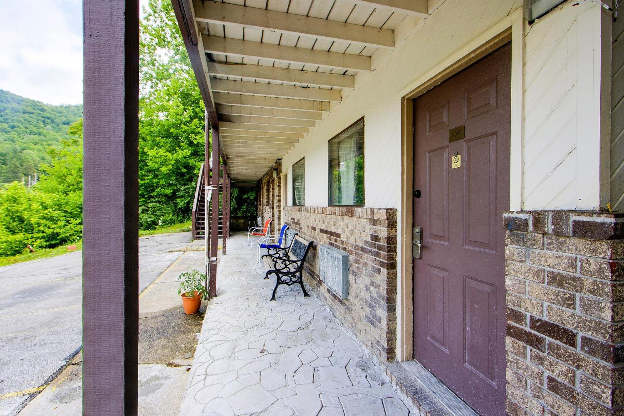 Oyo Hotel Chapmanville Inn, Wv - Hwy 119 Buitenkant foto